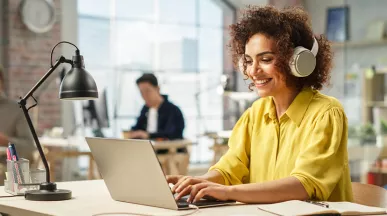 Mulher faz a gestão dos benefícios dos funcionários no computador da empresa