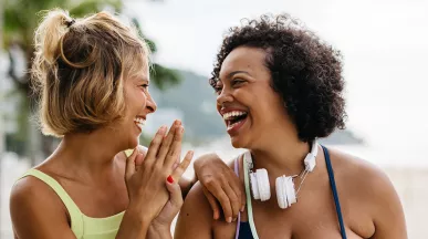 Mulheres aproveitam a tarde caminho ao ar livre depois de usar seu benefício vale-academia