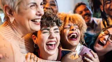 Colegas de trabalho se divertem juntos em festa organizada pela empresa