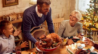 Família comemora Natal com ceia turbinada com o crédito extra no vale-alimentação