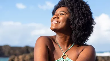 Mulher descansa na praia durante suas merecidas férias do trabalho