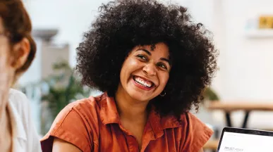 Equipe trabalha feliz porque tem um gestor que tem uma relação humanizada com seus colaboradores