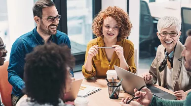 Equipe de profissionais de RH se reúne para definir a estratégia do próximo ano