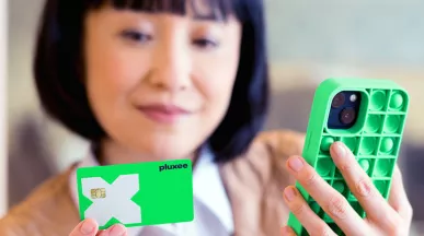 Mulher usa o cartão da Pluxee, empresa alinhada às pautas ESG - Environmental, Social, and Governance