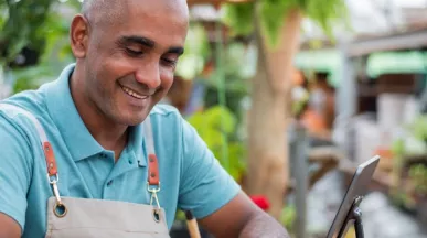 Empreendedor utiliza dicas do infográfico Pluxee para tornar sua empresa mais sustentável