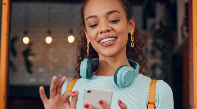 Mulher aproveita as ofertas da Black Friday com seus benefícios para funcionários