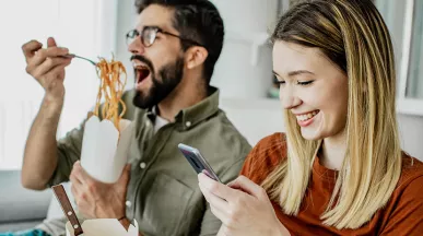 Casal pede delivery com vale-refeição durante suas férias do trabalho