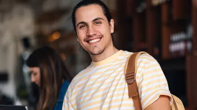 Estagiário vai até o restaurante porque pode pagar seu almoço com vale-refeição oferecido pela empresa