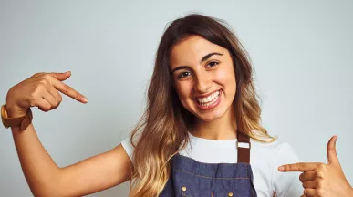 Jovem comemora seu primeiro emprego. Ela vai receber vale-alimentação mesmo sem ter conta bancária