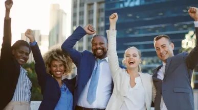 Colegas de equipe comemoram as dicas para promover a inteligência emocional no ambiente de trabalho, bem-estar mental