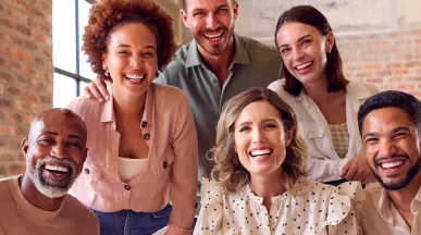 Equipe de trabalho trabalha feliz e unida porque a empresa se preocupa com a jornada de cada colaborador