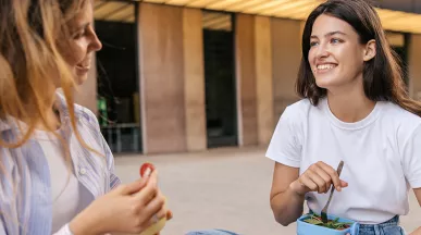 Colegas de trabalho fazem um almoço saudável usando seus benefícios do PAT