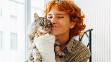 Jovem profissional se cuida durante a licença que recebeu por machucar a mão