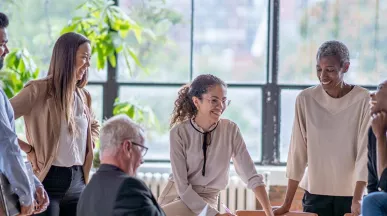 Grupo termina reunião de trabalho conversando sobre suas expectativas para o futuro