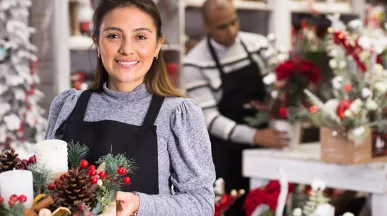 Comerciante prepara sua loja para o Natal. Veja nossas dicas para aproveitar datas comemorativas
