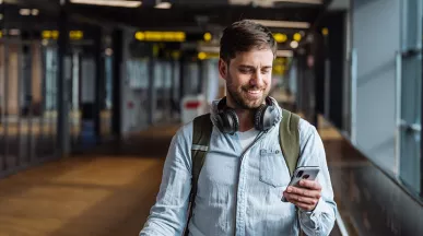 Colaborador faz curso online enquanto se prepara para uma viagem de negócios