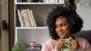 Mulher se sente melhor depois de uma sessão com psicólogo oferecida pela sua empresa