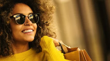 Colaboradora da empresa faz compras de Natal usando seu Pluxee Gift