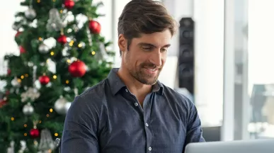 Profissional de RH trabalha nos preparativos para as festas de final de ano na empresa