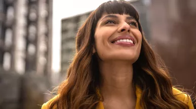 Mulher empreendedora fica feliz em pensar em todas as possibilidades que ela tem pela frente