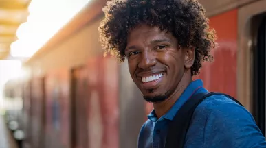 Jovem profissional utiliza o transporte público para ir ao trabalho