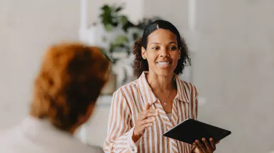 Profissional de RH conversa sua equipe durante a reunião