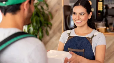 Empreendedora entrega mais uma refeição que será entregue pelo delivery