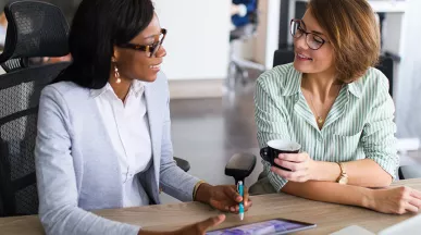 Duas profissionais de RH conversam sobre a operação de comunicação interna da companhia