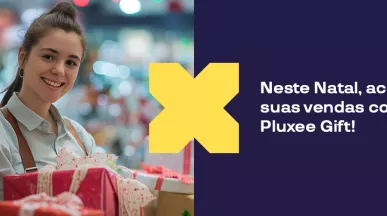 Balconista de loja trabalha nos preparativos para o Natal