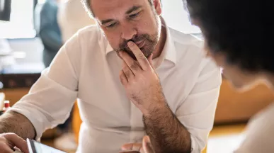 Colegas do RH trabalham em um processo de demissão por justa causa