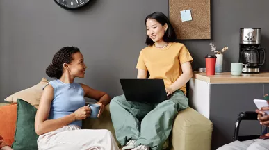 Profissionais de diferentes origens trabalham juntos em um espaço compartilhado