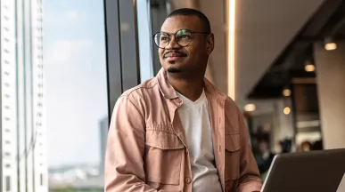 Profissional de RH está no escritório refletindo sobre como melhorar os processos de gestão de pessoas