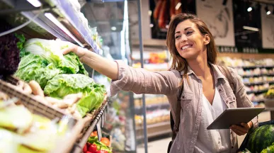 Mulher escolhe verduras no supermercado. Crédito - @aleksandarlittlewolf