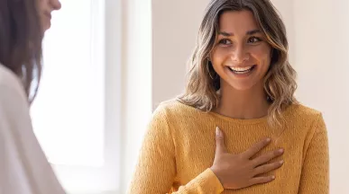 Jovem profissional busca desenvolver a carreira e manter a saúde mental