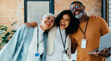 Foto mostra colegas de trabalho felizes durante um dia na empresa