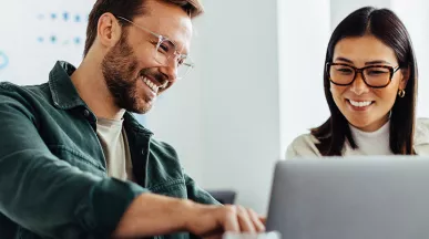 Colegas de trabalho conferem o banco de horas dos colaboradores