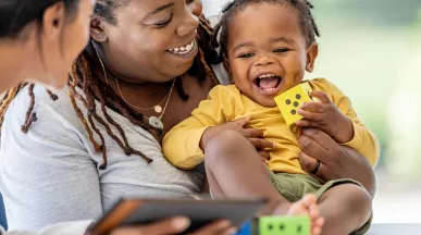Mãe leva filho ao pediatra usando o plano de saúde da empresa