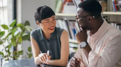 Colegas de trabalho conversam para resolver um problema com uma tarefa