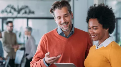Colegas de trabalho conversam sobre uma tarefa