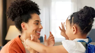 Mãe e filha se preparam animadas para o primeiro dia de aula