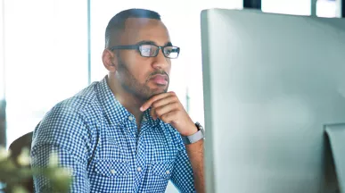 Foto mostra empresário concentrado na tela do computador