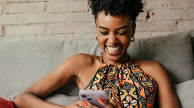 Foto mostra jovem utilizando recursos de Inteligência Artificial no seu smartphone