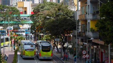 Foto mostra movimentação de ônibus na cidade de Belo Horizonte