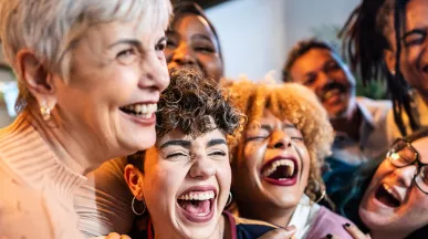Foto mostra uma equipe se divertindo durante um evento no trabalho