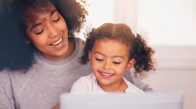 Mãe trabalha em home office na companhia de sua filha