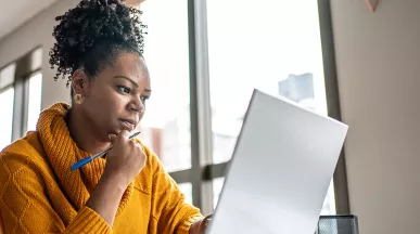 Profissional de RH analisa a rescisão de um contrato no seu computador