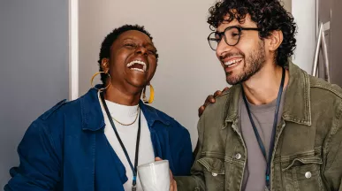 Dois colegas de trabalho se divertem no café da empresa durante o intervalo