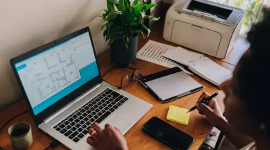 Mulher trabalha no escritório que montou em sua casa