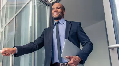 Jovem executivo sai feliz do escritório para curtir sua short friday