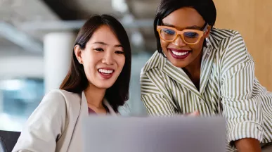 Duas colegas de trabalho contribuem para a evolução de um projeto na empresa